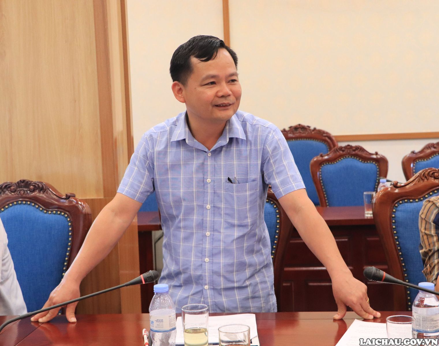 Đại diện lãnh đạo UBND huyện Tam Đường báo cáo tiến độ thực hiện Dự án.